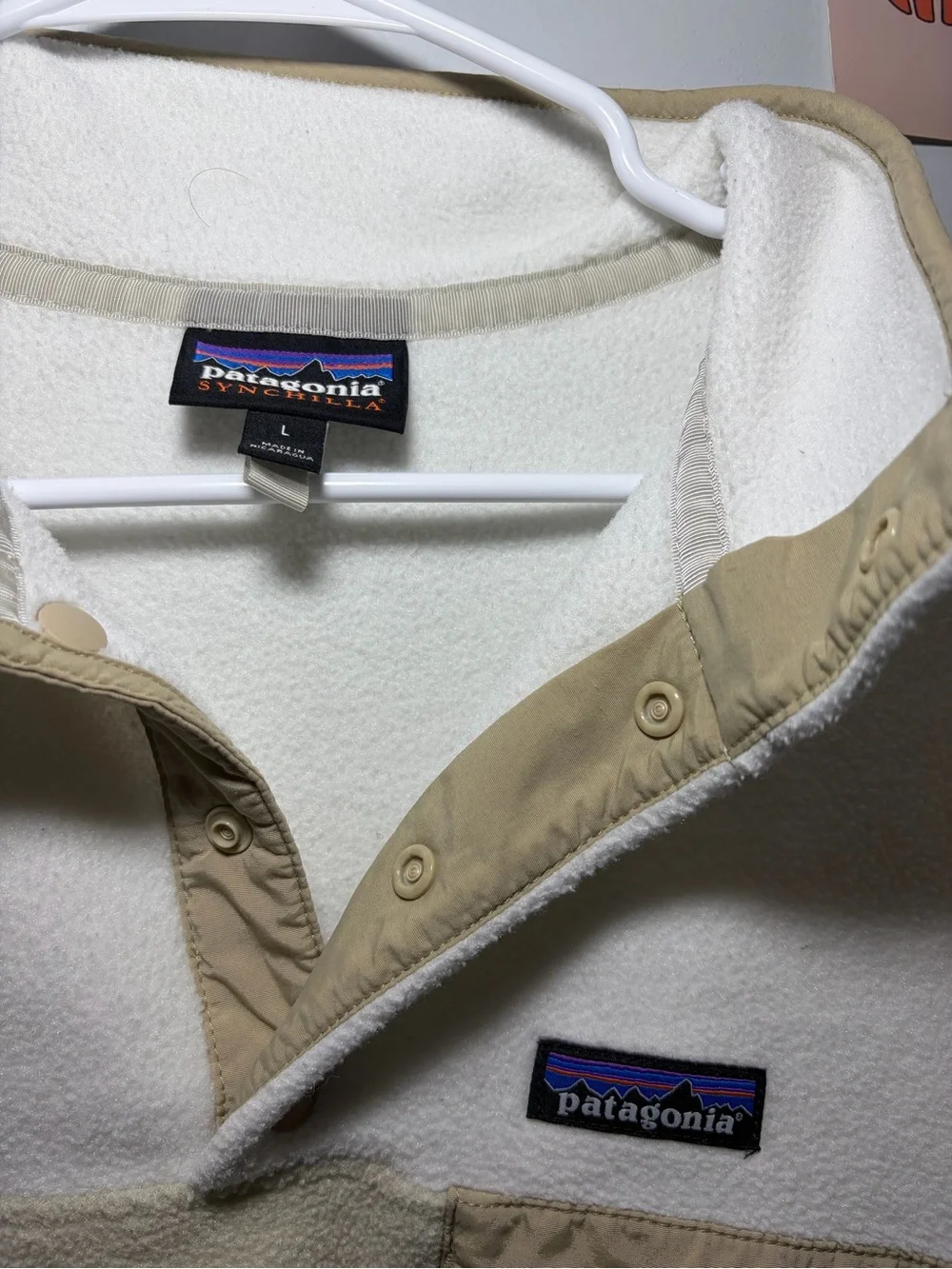 Patagonia Men’s Two-Tone Cream and Tan Zip-Front Fleece Pullover - Picture 3 of 3